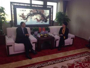 鄺遠(yuǎn)平與河南省工商聯(lián)副主席、鄭州市工商聯(lián)主席薛景霞